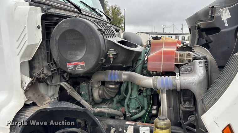 image for item EN5738 2022 Volvo VNR semi truck