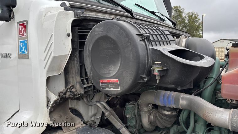 image for item EN5738 2022 Volvo VNR semi truck