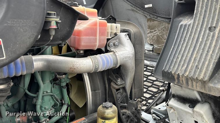 image for item EN5738 2022 Volvo VNR semi truck