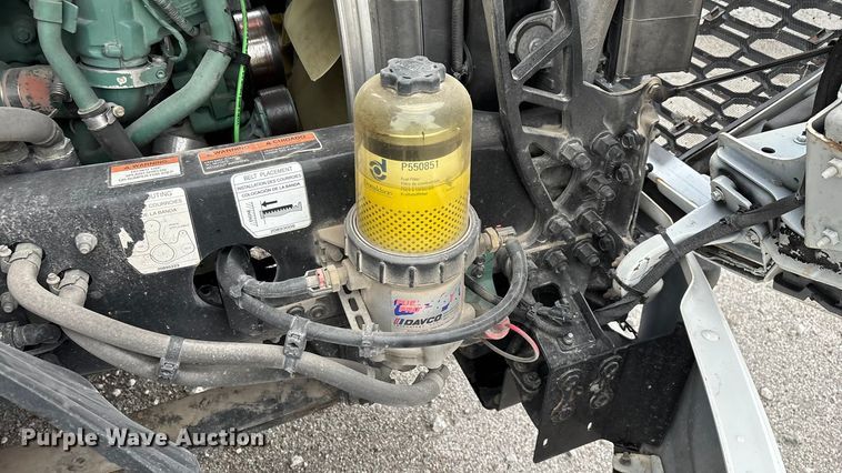 image for item EN5738 2022 Volvo VNR semi truck