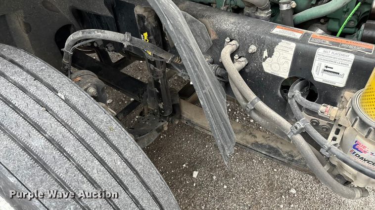 image for item EN5738 2022 Volvo VNR semi truck