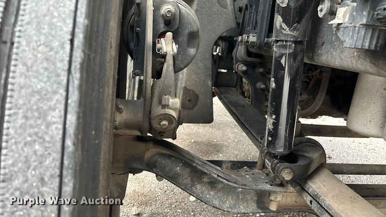 image for item EN5738 2022 Volvo VNR semi truck