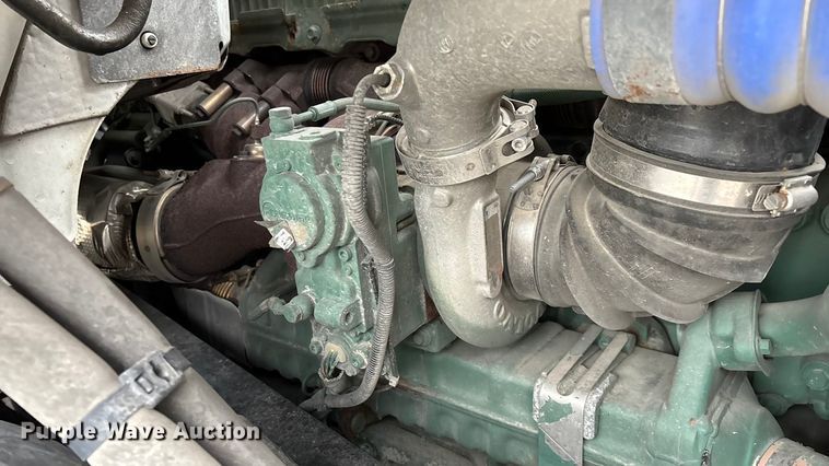 image for item EN5738 2022 Volvo VNR semi truck