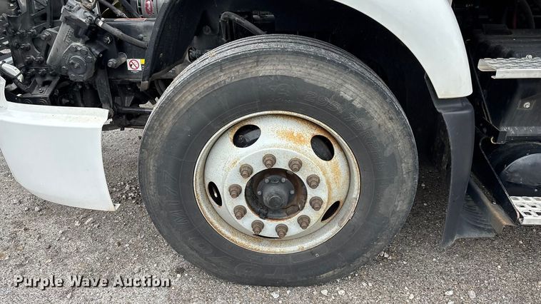 image for item EN5738 2022 Volvo VNR semi truck