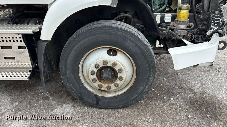 image for item EN5738 2022 Volvo VNR semi truck