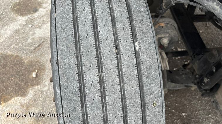 image for item EN5738 2022 Volvo VNR semi truck