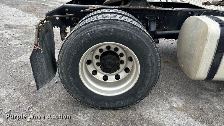 image for item EN5738 2022 Volvo VNR semi truck