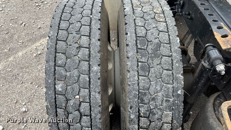 image for item EN5738 2022 Volvo VNR semi truck