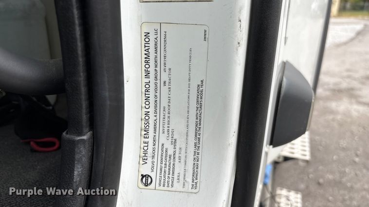 image for item EN5738 2022 Volvo VNR semi truck