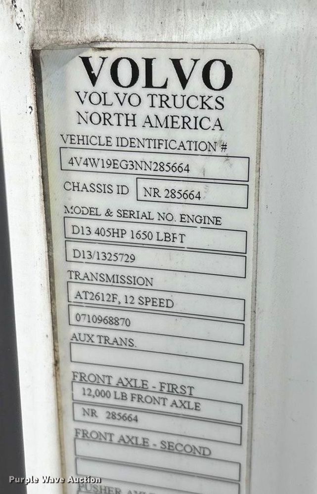 image for item EN5738 2022 Volvo VNR semi truck