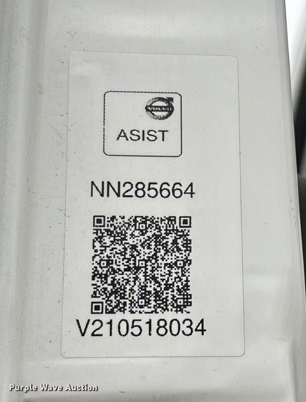 image for item EN5738 2022 Volvo VNR semi truck