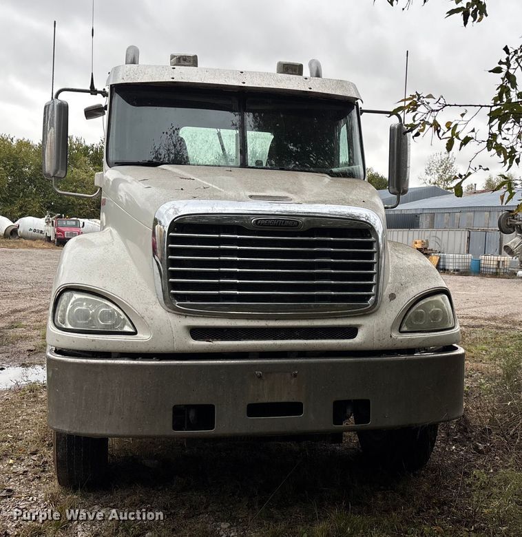 image for item EN5743 2007 Freightliner Columbia semi truck