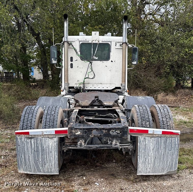 image for item EN5743 2007 Freightliner Columbia semi truck