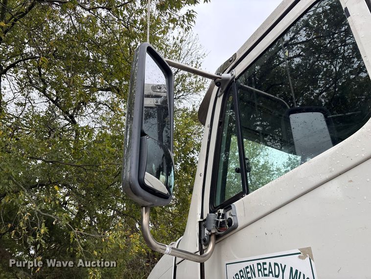 image for item EN5743 2007 Freightliner Columbia semi truck