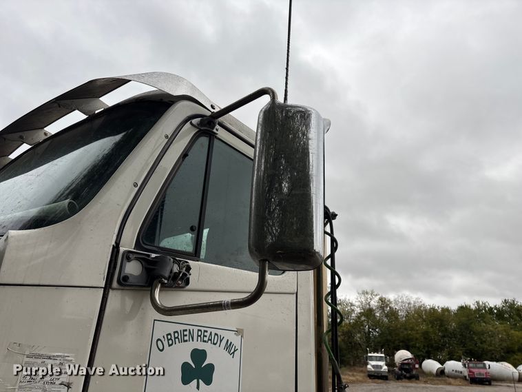 image for item EN5743 2007 Freightliner Columbia semi truck