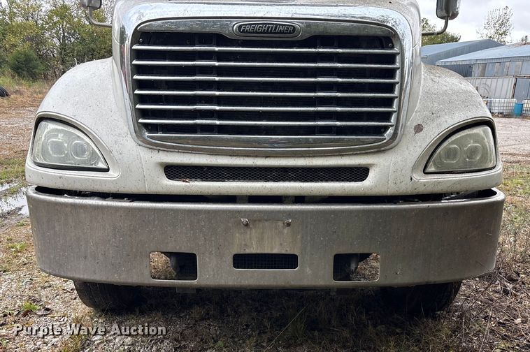 image for item EN5743 2007 Freightliner Columbia semi truck