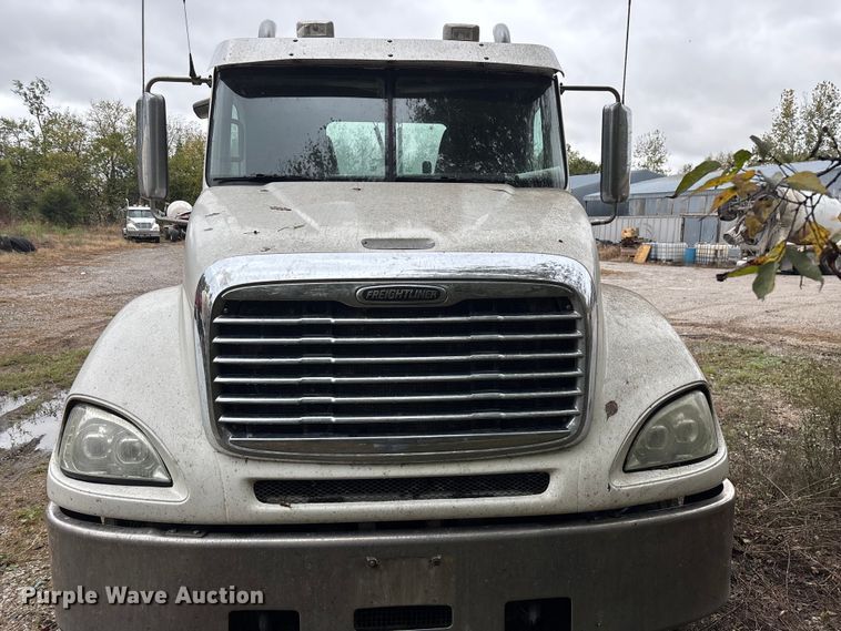 image for item EN5743 2007 Freightliner Columbia semi truck
