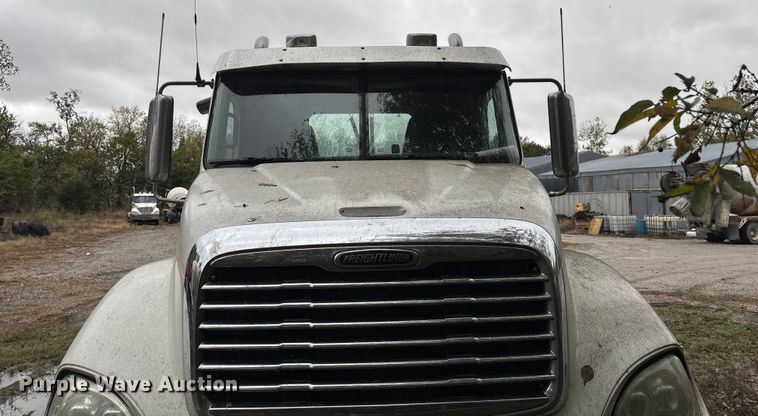 image for item EN5743 2007 Freightliner Columbia semi truck