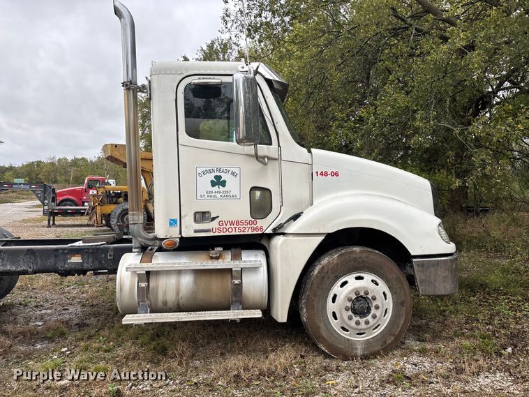 image for item EN5743 2007 Freightliner Columbia semi truck