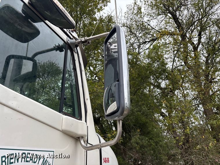 image for item EN5743 2007 Freightliner Columbia semi truck