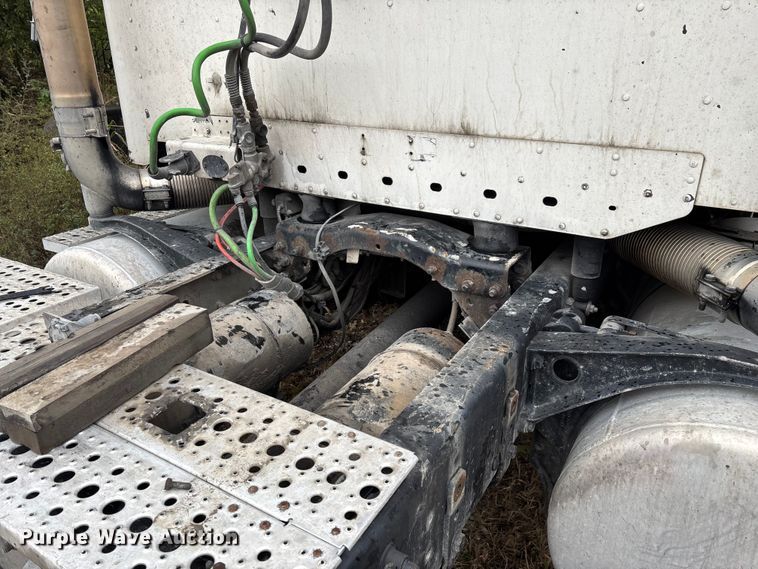 image for item EN5743 2007 Freightliner Columbia semi truck