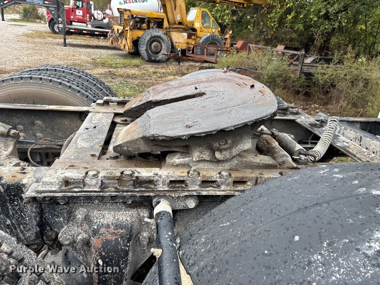 image for item EN5743 2007 Freightliner Columbia semi truck