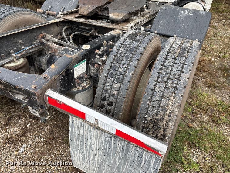 image for item EN5743 2007 Freightliner Columbia semi truck