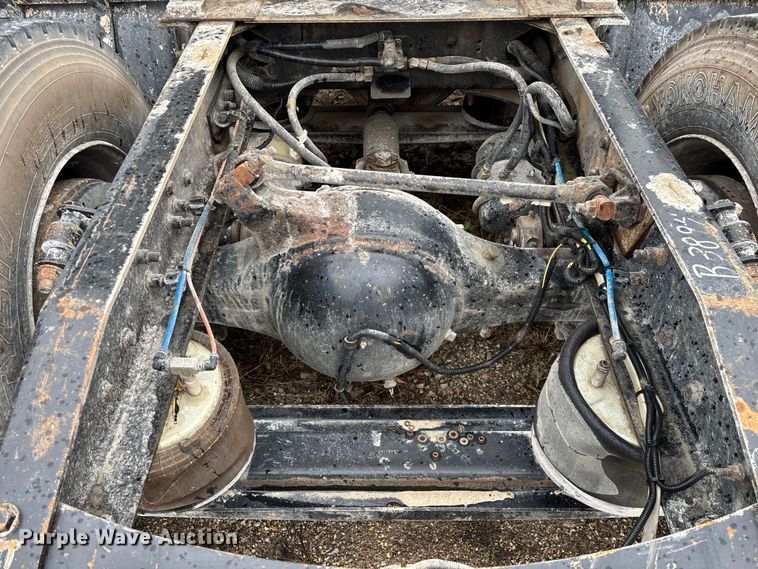 image for item EN5743 2007 Freightliner Columbia semi truck