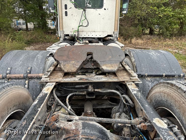 image for item EN5743 2007 Freightliner Columbia semi truck