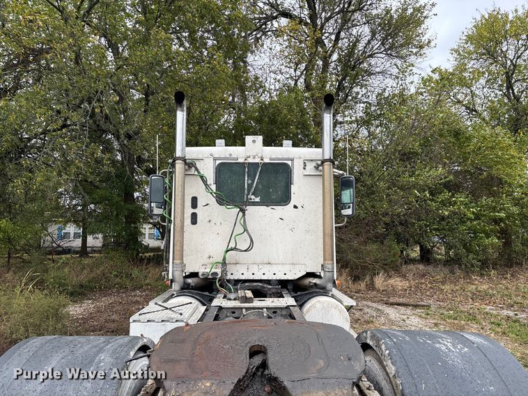 image for item EN5743 2007 Freightliner Columbia semi truck