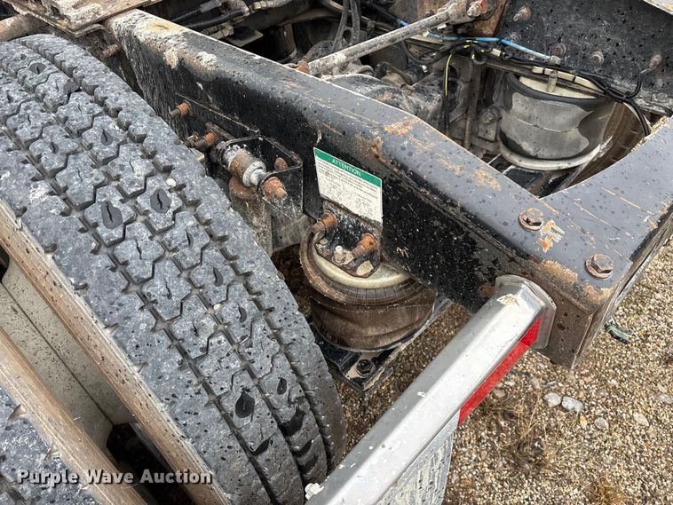 image for item EN5743 2007 Freightliner Columbia semi truck