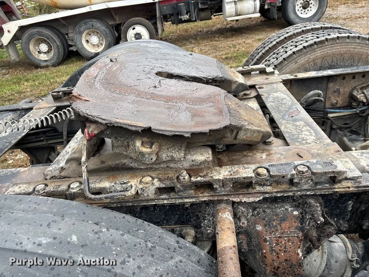 image for item EN5743 2007 Freightliner Columbia semi truck