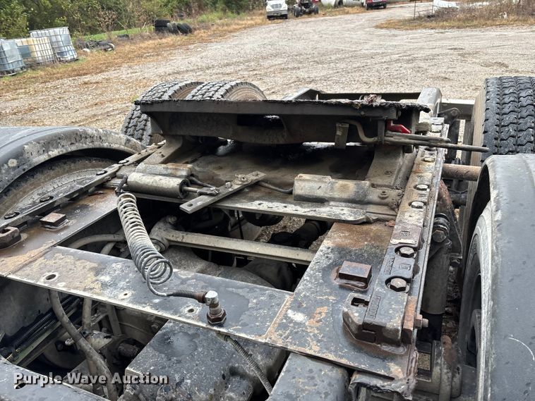 image for item EN5743 2007 Freightliner Columbia semi truck