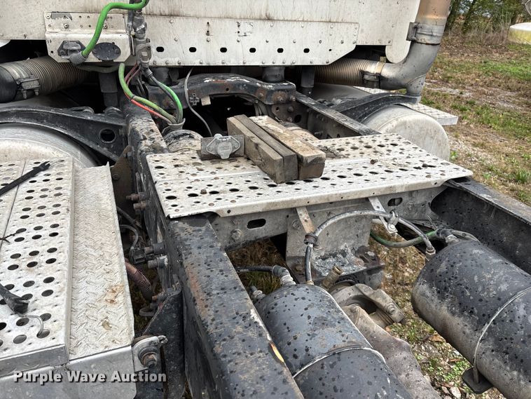 image for item EN5743 2007 Freightliner Columbia semi truck