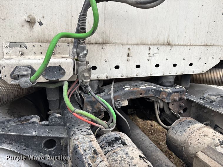 image for item EN5743 2007 Freightliner Columbia semi truck