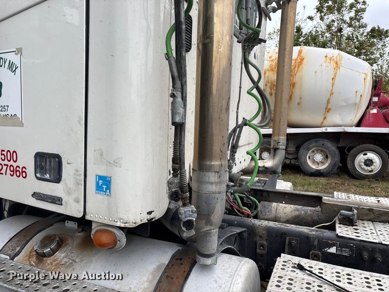 image for item EN5743 2007 Freightliner Columbia semi truck