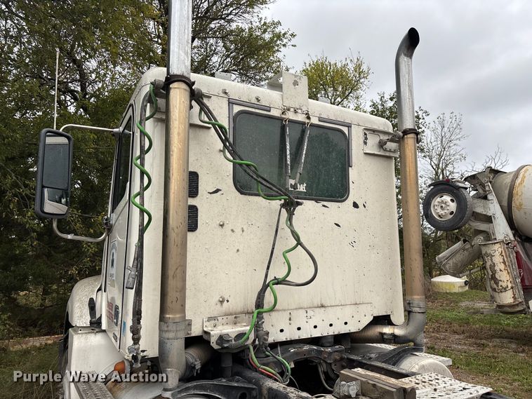 image for item EN5743 2007 Freightliner Columbia semi truck