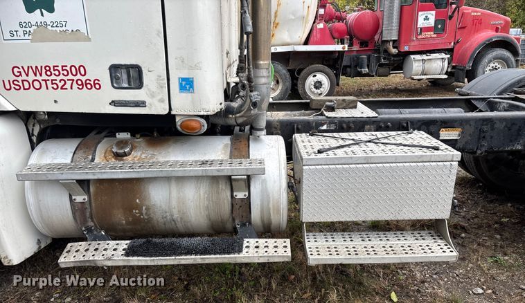 image for item EN5743 2007 Freightliner Columbia semi truck