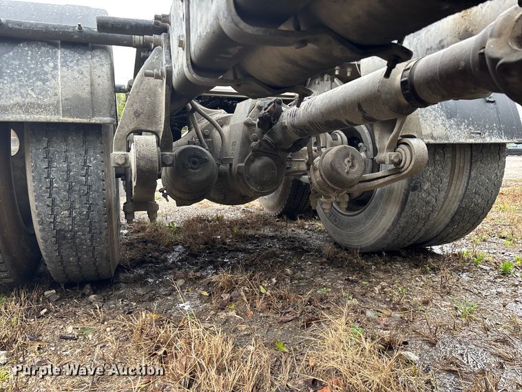 image for item EN5743 2007 Freightliner Columbia semi truck