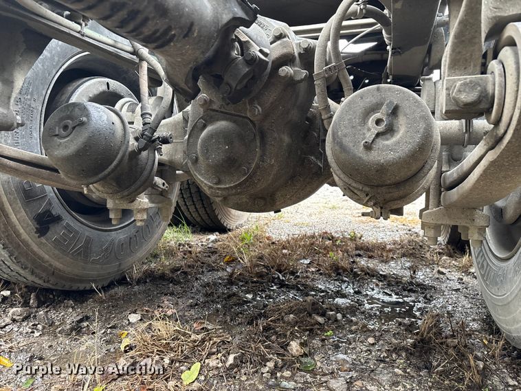 image for item EN5743 2007 Freightliner Columbia semi truck