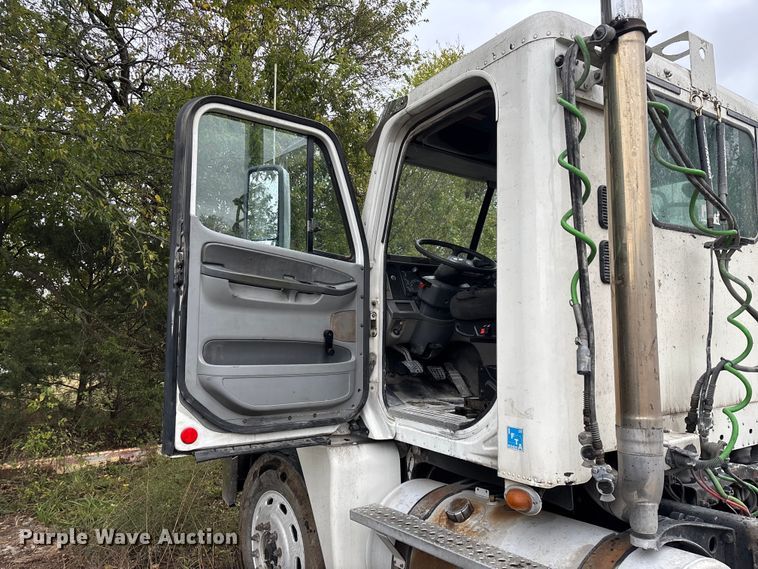 image for item EN5743 2007 Freightliner Columbia semi truck