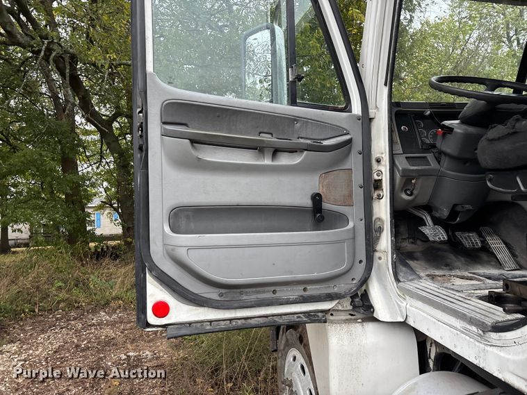 image for item EN5743 2007 Freightliner Columbia semi truck