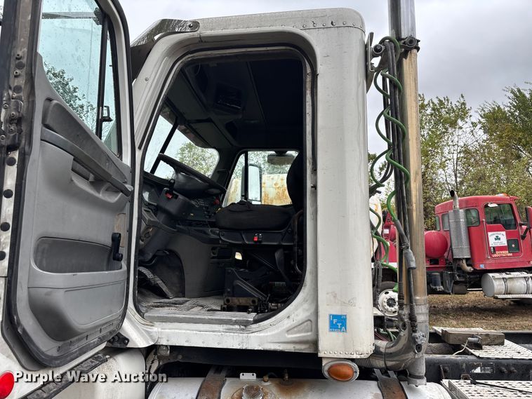 image for item EN5743 2007 Freightliner Columbia semi truck