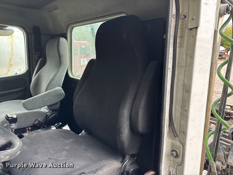 image for item EN5743 2007 Freightliner Columbia semi truck