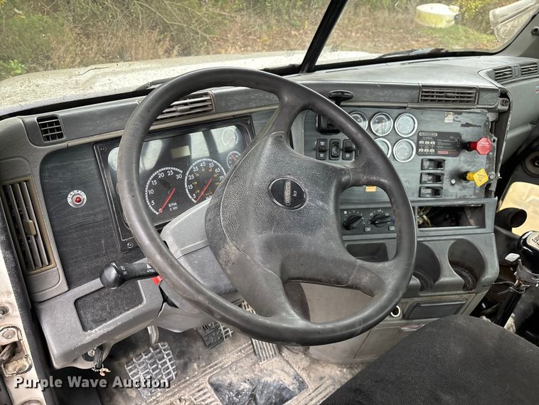 image for item EN5743 2007 Freightliner Columbia semi truck