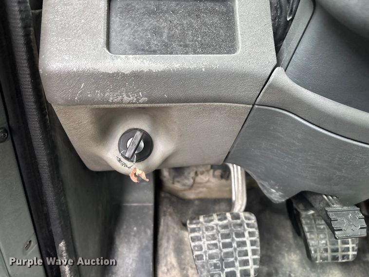 image for item EN5743 2007 Freightliner Columbia semi truck