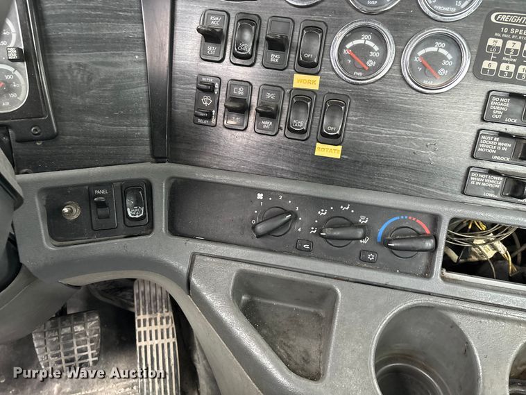 image for item EN5743 2007 Freightliner Columbia semi truck