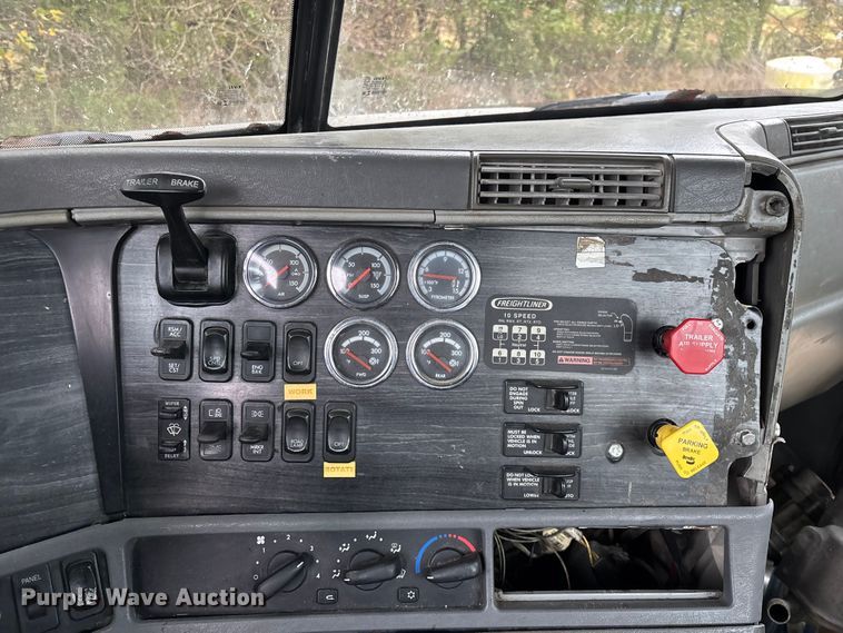 image for item EN5743 2007 Freightliner Columbia semi truck