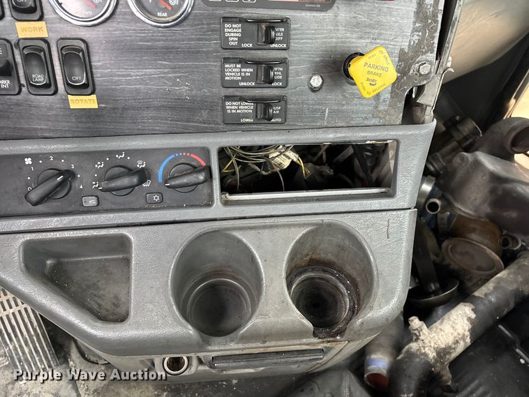 image for item EN5743 2007 Freightliner Columbia semi truck