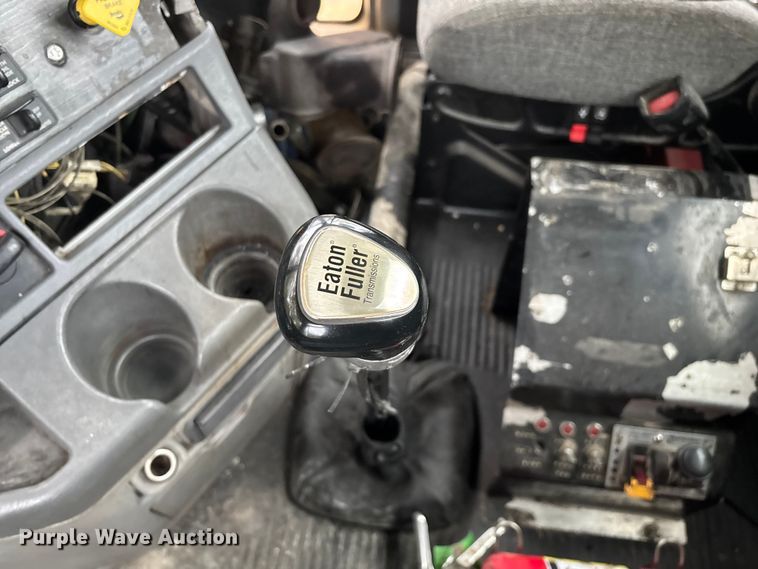 image for item EN5743 2007 Freightliner Columbia semi truck